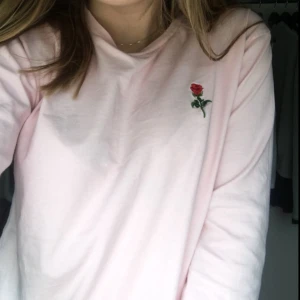  - ljusrosa långärmad tröja med en supergullig broderad ros på, knappt använd. frakten går på 36kr :) kontakta mig för mer frågor/bilder 🌈