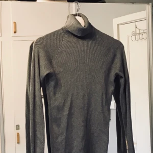  - Kragtröja från Gina Tricot i storlek L. Passar M oxå. Köparen står för frakten 