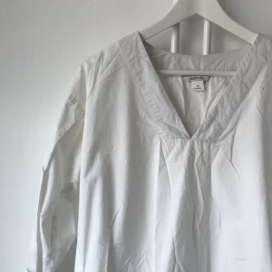  - Skjorta från Monki. Har en liten bläckfläck på högra sidan, se sista bilden. Går att ta bort med blekmedel eller klorin, men har inget sånt hemma :) 
