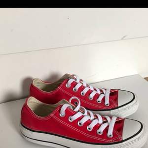 Ett par jättesnygga röda converse i perfekt skick, då skorna endast använts en gång. Säljer pga för liten. Köparen står för eventuell frakt!!