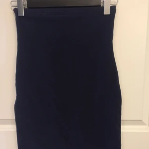  - Mörkblå pennkjol från gina stl M men passar även S. Bra använt skick.   Garderobsrensning, se mina övriga annonser. Möjlighet till samfrakt.   Köparen står för frakt. Ansvarar ej för postens ev slarv.