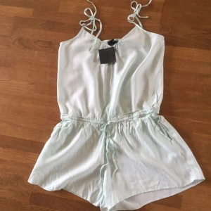  - Mintgrön byxdress/onepiece inköpt i Frankrike. Aldrig använd. Stl 36. Tag kvar.   Garderobsrensning, se mina övriga annonser. Möjlighet till samfrakt.   Köparen står för frakt. Ansvarar ej för postens ev slarv.