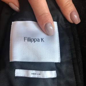  - Boyfriend men ganska slim Filippa K kappa köparen står för frakt