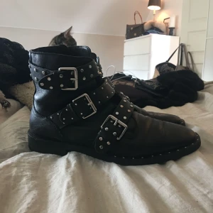  - Säljer dessa urballa "kängor" i svart med silver detaljer. (Knappt använda). Det är en 39a, men skulle säga att de passar någon med 38 också!  För att se bild en bild med skon på så bläddra sida😊😊 