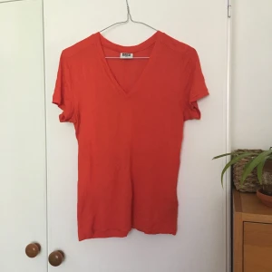  - Skön T-shirt från weekday! Säljes bara för att den är för liten för mig. 