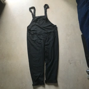  - ”Baggy” hängselbyxor från kismetcollections. Jättecoola! Vid frakt betalar köparen fraktkostnad 