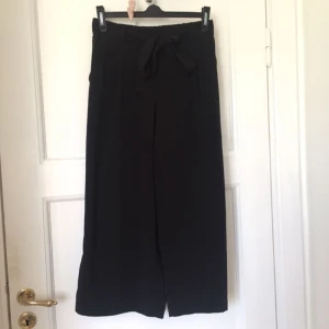 - Culottes från Zara i svart med rosett i midjan💃🏼