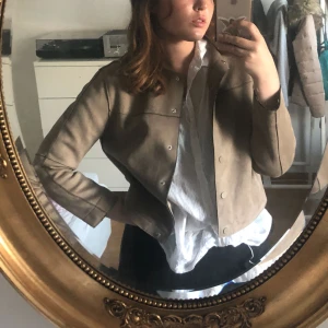  - Jättefin nästan inte använd fake läder jacka från Zara. Den är i storlek S men passar även M. Priset är 300 kr vilket går att debatera kring men rimligt då jackan i sig kosta mer än dubbelt❤️ 