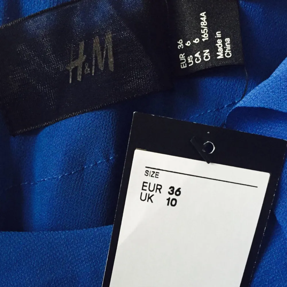 Ny! Blå klänning oanvänd med volanger. Inköpt från H&M i storlek 36. Frakt: 62kr. Klänningar.