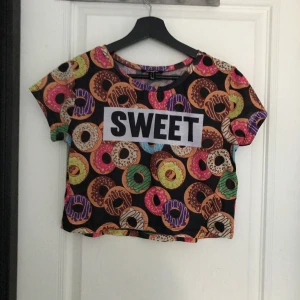  - T-shirt med munkmotiv. Köpt någonstans i Monaco. Använd några gånger. Bra skick.  Kan mötas upp i Mariestad, annars bjuder jag på frakten.