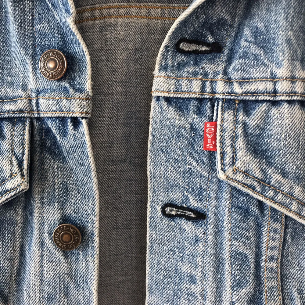 Sjukt fin vintage jeansjacka från Levi’s. Något kortare modell, sitter lagom löst på mig som är S. Skicket är perfekt!. Jackor.