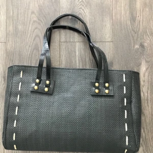  - En fin svart stråväska till salu. Köpare står för frakten.