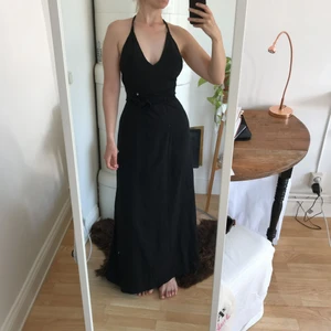  - Skräddarsydd långklänning med flätat knytband som man kan dra runt nacke/axlar lite som man vill, tex som på andra bilden. Dragkedja bak, vadderade kupor. Fläckarna på bilderna är fläckar på spegeln ;)