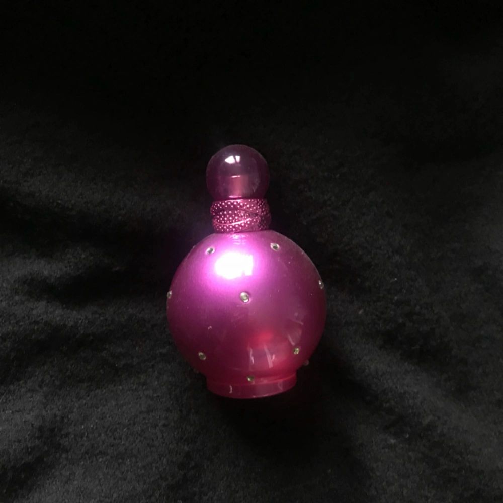 Använt 1/7 av flaskan så hela flaskan är i princip full.  Frakt: 35kr  Britney Spears parfym, första versionen. Accessoarer.