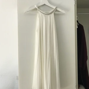  - Studentklänning. Använd 1 gång. Nypris: 600 kronor