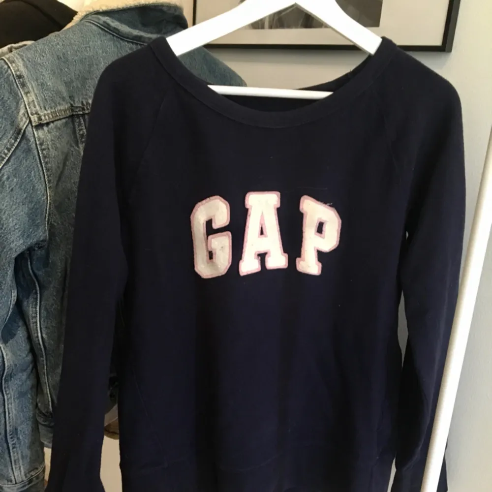 En GAP tröja som är sjukt mysig och använt ett fåtal gånger, passar nog alla, då den är lössittande.   Tar swish och kan mötas upp i Uppsala och posta ;) 54kr frakt.. Tröjor & Koftor.