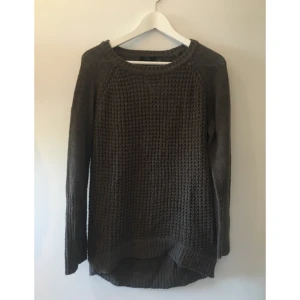  - Gråbrun stickad tröja från Urban Outfitters, mysig på kalla sommarkvällar! 