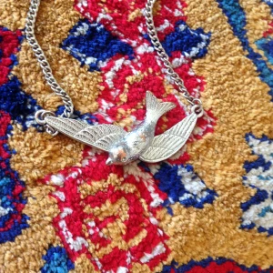  - 🕊Något kortare halsband med svala🌿  •köparen står för frakt• 