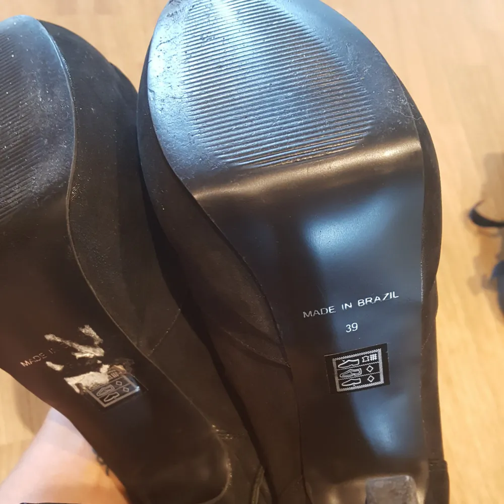   Klack från Office shoes i London  Material: svart nubuck och spets samt snörning.  Storlek: 39 Användning: endast   1 gång  Klackhöjd: ca 11 cm  . Skor.