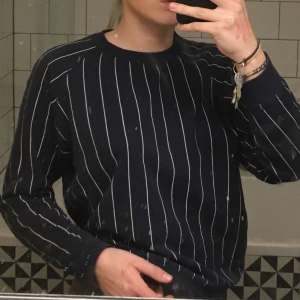 - Supersnygg collegetröja från weekday. Marinblå med vita ränder. Köpare står för frakt💋