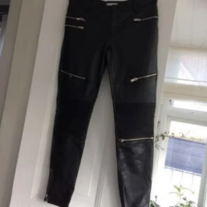 - Ny skick, polyester läder byxor, liten L, köpare står för frakt 