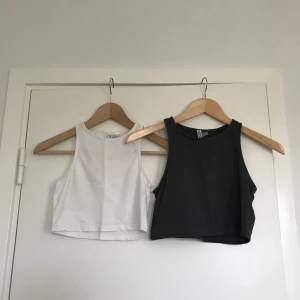  - 2-pack crop tops från H&M säljes, en vit och en grå i storlek XS. De är sparsamt använda och i fint skick. Köparen betalar frakten, upphämtning i Linköping går bra