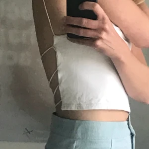  - vitt somrigt linne med öppen rygg