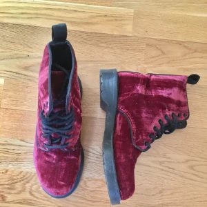  - Ett par oanvända Dr.Martens 1460 Pascal i röd sammet. Säljer pga för små ✨