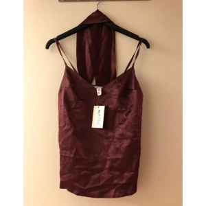  - Satin topp från nelly. Aldrig använt! + 30kr för frakt :) 