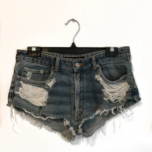  - Jeansshorts med slitning,  lägre i midjan. Aldrig använda.