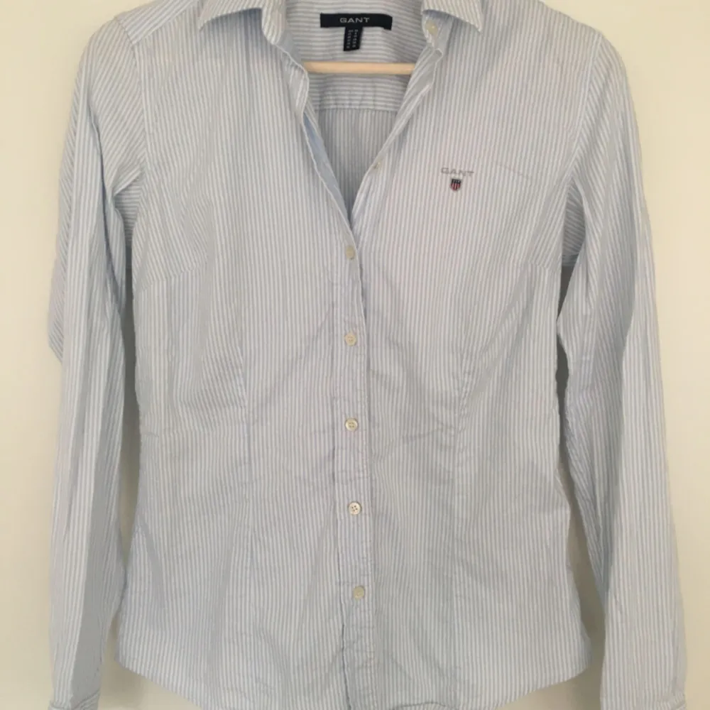 Snygg randig skjorta i ljusblå och vit från Gant. Fint skick, den är knappt använd. Nypris 1000 kr! . Skjortor.