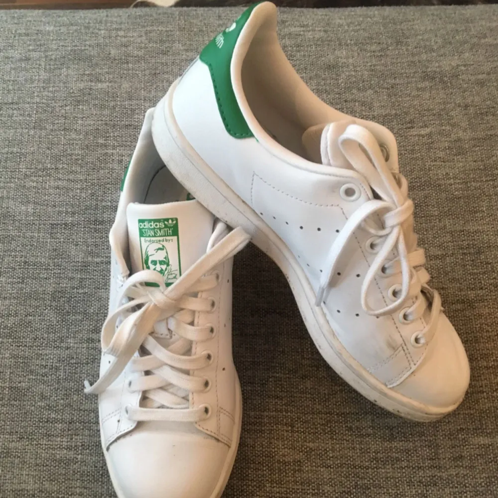 Ett par Adidas Stan Smith storlek 39 1/3, US 6 1/2 UK 6, jättebra skick. Använda max 2 gånger. De är tyvärr för små för mig, annars hade jag behållit dom :) 350 kr.  Köparen står för frakten. Swish går bra. . Skor.