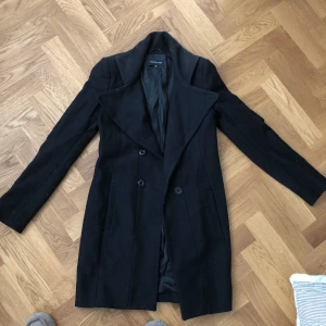  - Snygg svart kappa, ”storlek 40” (vilket motsvarar stl 36-38/mkt små i storlekarna). Jag är stl 36-38 och den sitter perfekt! Säljes pga jag har för mycket kappor hemma! Nypris 4000kr. Använt ett antal gånger därav priset. 