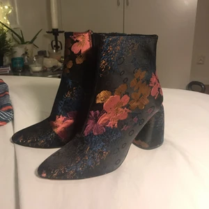  - as balla stövlar från Stradivarius, med broderade blommor. sjukt fina och har en sååå snygg fit på foten. <33