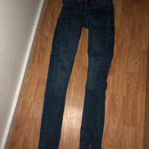  - As balla jeans från Gina. Storlek xs. Aldrig använda. Som ja klippt den populära slitsen i!!