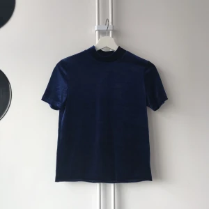  - T-shirt med låg polokrage i blå sammet från Zara. Aldrig använd :)  Frakt betalas av köparen. Kan också mötas upp i centrala Sthlm :) 