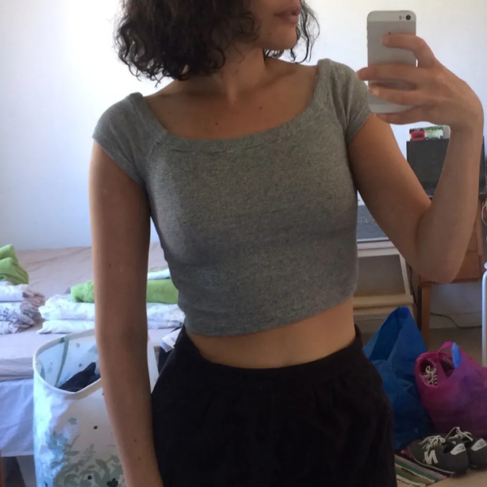 Så fin crop top med lite off-shoulder från zara, strl S fint skick. . Toppar.