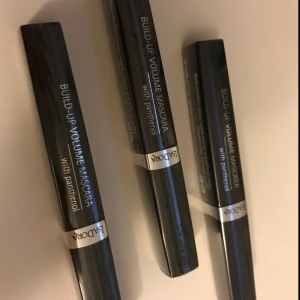  - 🌸3st helt nya mascaror, med plasten kvar i färgen 01, 250kr för alla tre eller 100kr styck. Säljs pga de inte kommer till användning, ordinarie styckpris ligger på 165kr st.❣️