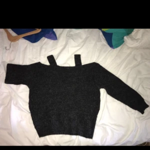  - Stickad off-shoulder tröja. Aldrig använd 