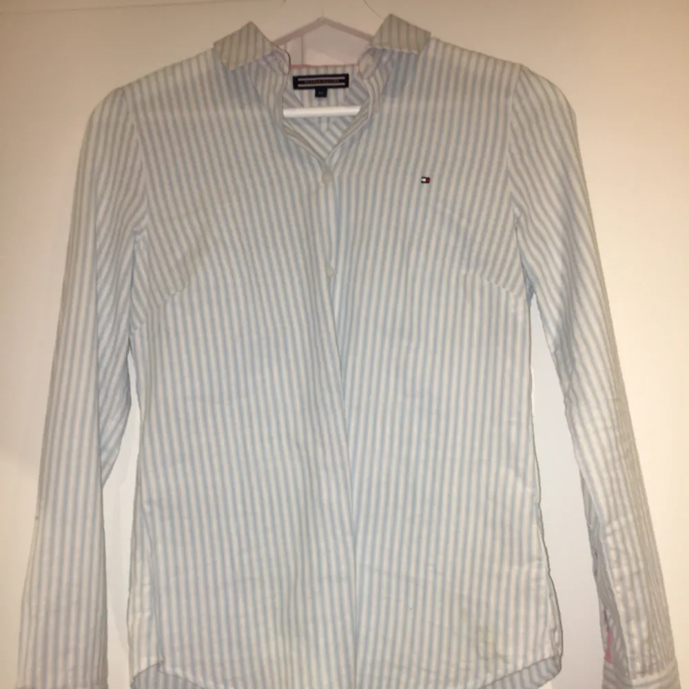 Helt ny och oanvänd Tommy Hilfiger skjorta!   Köpt för 899kr. Skjortor.