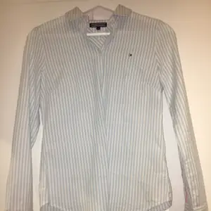 Helt ny och oanvänd Tommy Hilfiger skjorta!   Köpt för 899kr