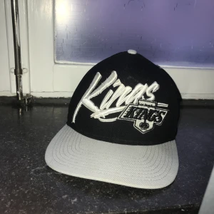  - Snapback från Mitchell & ness, använd relativt mycket men fortfarande i gott skick. Frakt tillkommer! 