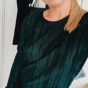  - Grön blus med öppen rygg. Aldrig använd så den är så gott som ny! 