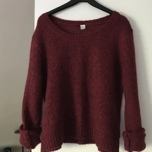 - Vinröd stickad tröja från H&M