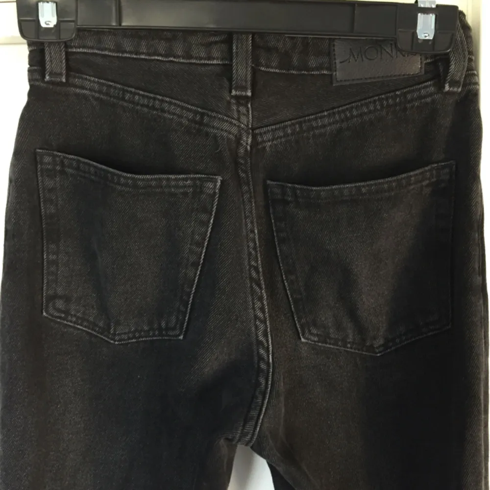 Ett par Monki jeans i modellen kimomo. De är använda men är ändå i bra skick. . Jeans & Byxor.
