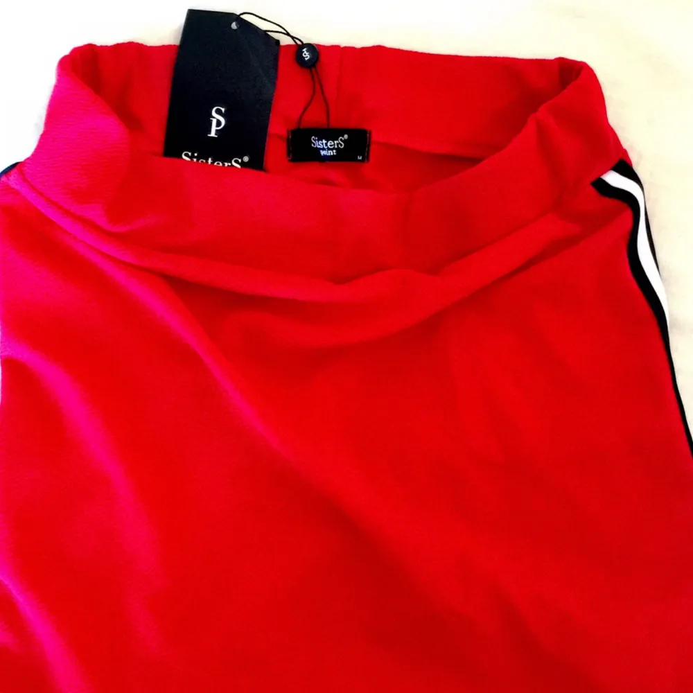 Snygg röd kjol från sisters point, aldrig använd, prislappen sitter kvar! Köparen står för frakt på 60kr. Kjolar.