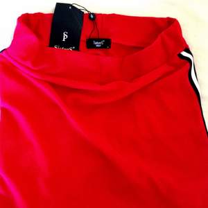 Snygg röd kjol från sisters point, aldrig använd, prislappen sitter kvar! Köparen står för frakt på 60kr