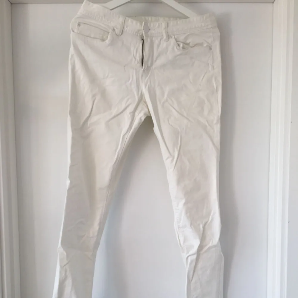 Vita jeans, tight passform men stretchiga. Säljer pga för liten storlek. Inte genomskinliga. . Jeans & Byxor.