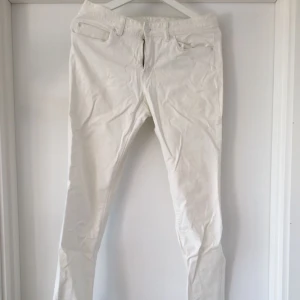  - Vita jeans, tight passform men stretchiga. Säljer pga för liten storlek. Inte genomskinliga. 
