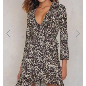  - Omlottklänning i leoprint från märket Lioness, inköpt på NA-KD. Tyvärr är för liten. Länk till klänning: https://www.reveapp.com/se/kjolar/leopard-silk-wrap-dress-59bb2b38b618680001cb2b38 